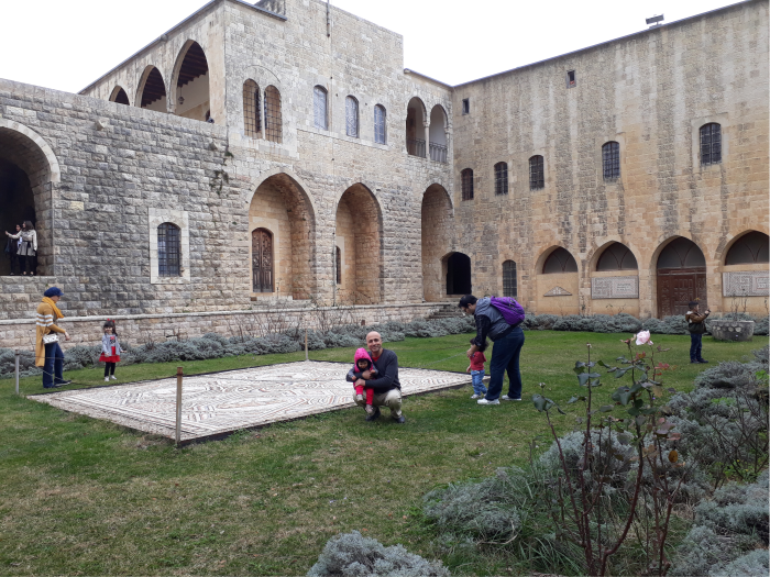 copiii admira mozaicul bizantin Beit Eddine